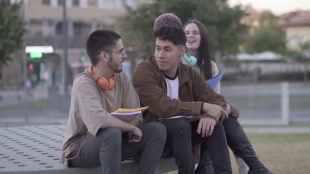 Öğleden Sonra Bir Grup Arkadaş Üniversitenin Kampüsünde Oturup Sohbet Ediyorlar — Stok video