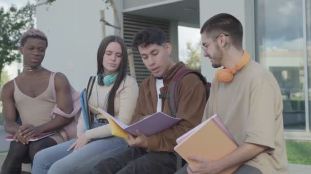 Sekelompok Mahasiswa Berbicara Kampus Selama Istirahat — Stok Video
