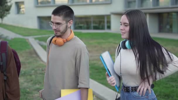 Dos Jóvenes Estudiantes Ríen Con Sus Amigos — Vídeos de Stock