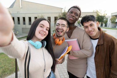 Çok Kültürlü Selfie: Üniversite Kampüsündeki Çeşitliliği Kutlayan Öğrenciler