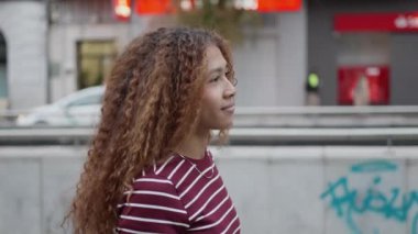 Kentsel Gezgin Şehveti: Afro Saçlı Güvenilir Genç Kadın Şehir Sokaklarında Geziniyor.