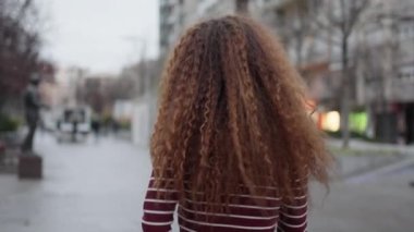Kentsel Gezgin Şehveti: Afro Saçlı Güvenilir Genç Kadın Şehir Sokaklarında Geziniyor