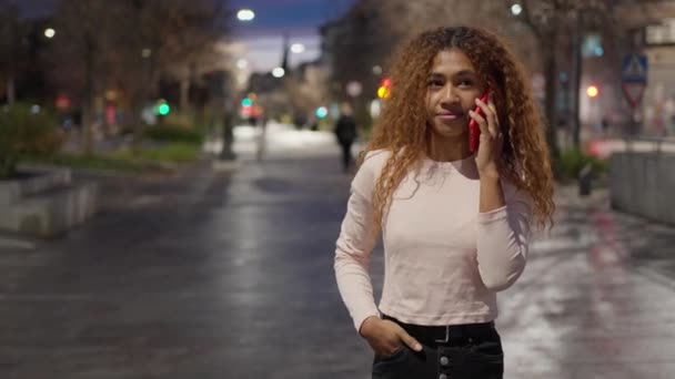 Jeune Femme Parlant Téléphone Dans Ville Nuit — Video