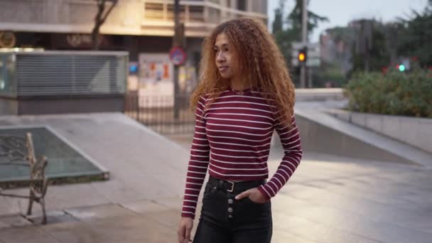 Movimiento Circular Alrededor Una Mujer Joven Con Pelo Rizado Paran — Vídeos de Stock