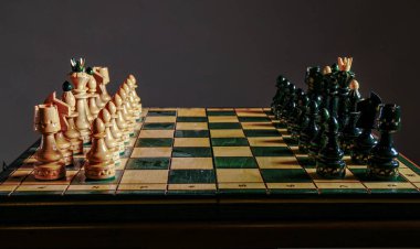 Satranç masası iş fikirleri, rekabet ve strateji fikirleri konsepti. Satranç tahtası masada..