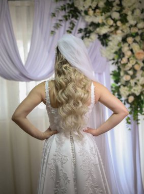 Gelin elbisesinin arkası. Gelinliğin arkasının dikey portresi