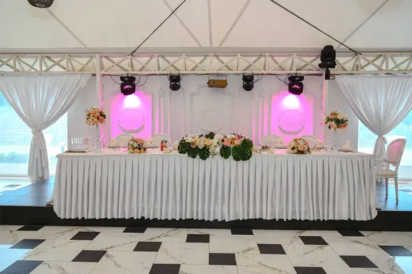 キャンドルや花の花束とお祭りのテーブルセット 結婚式のコンセプト 食事の結婚式のレセプションケータリング — ストック写真