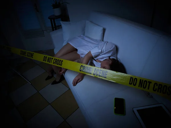 Mujer Joven Yaciendo Muerta Suelo Después Violación Escena Del Crimen —  Fotos de Stock