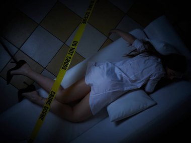 Tecavüzden sonra yerde yatan genç kadın - suç mahalli