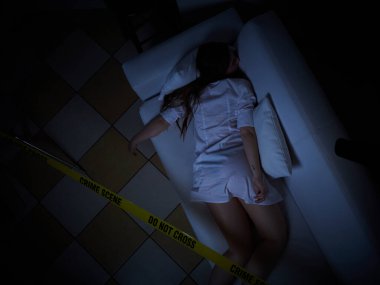 Tecavüzden sonra yerde yatan genç kadın - suç mahalli