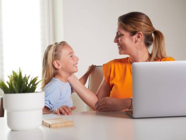 Mutlu anne ve kız evde.