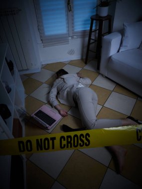 Tecavüzden sonra yerde yatan genç kadın - suç mahalli