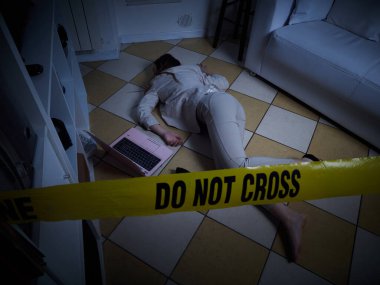 Tecavüzden sonra yerde yatan genç kadın - suç mahalli