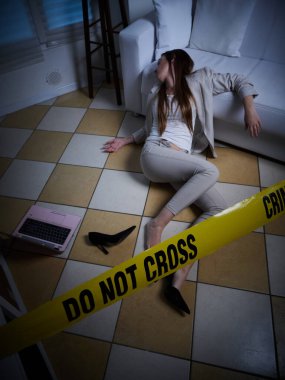 Tecavüzden sonra yerde yatan genç kadın - suç mahalli