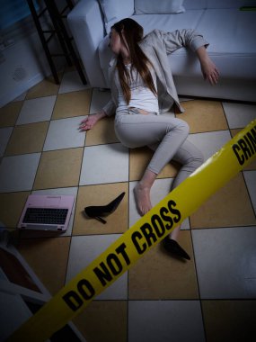 Tecavüzden sonra yerde yatan genç kadın - suç mahalli