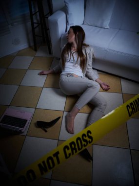 Tecavüzden sonra yerde yatan genç kadın - suç mahalli