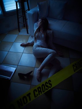 Tecavüzden sonra yerde yatan genç kadın - suç mahalli