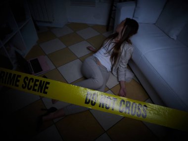 Tecavüzden sonra yerde yatan genç kadın - suç mahalli