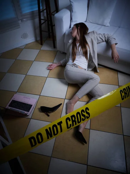 Tecavüzden sonra yerde yatan genç kadın - suç mahalli