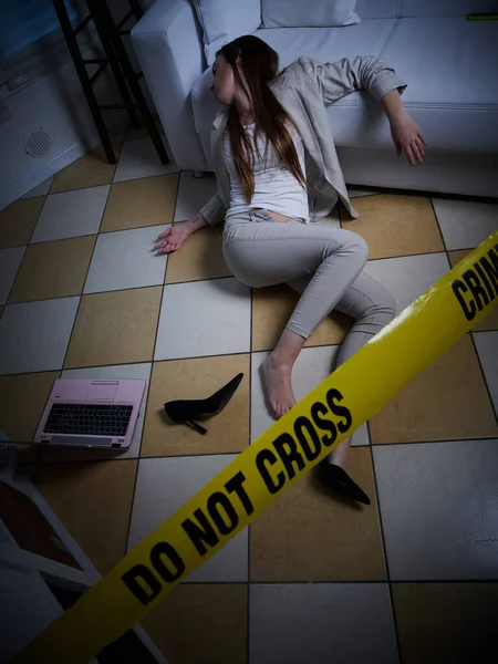 Tecavüzden sonra yerde yatan genç kadın - suç mahalli