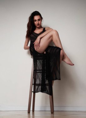 Stüdyo arka planında güzel bir model.