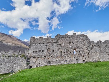 Breno, İtalya. Kalenin yıkıntısı.