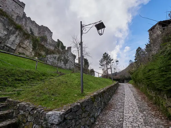 Breno, İtalya. Kalenin yıkıntısı.