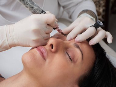 profesyonel dövmeci kalıcı hale getirme makyaj