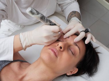 profesyonel dövmeci kalıcı hale getirme makyaj