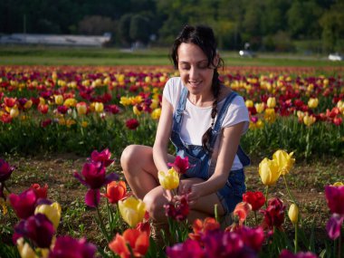 Mutlu kadın işçiler serada çiçekleri buduyor.