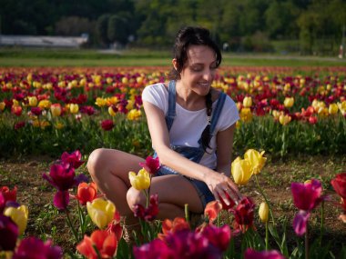 Mutlu kadın işçiler serada çiçekleri buduyor.