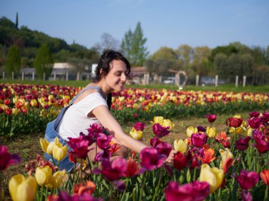 Mutlu kadın işçiler serada çiçekleri buduyor.