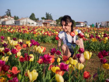 Mutlu kadın işçiler serada çiçekleri buduyor.