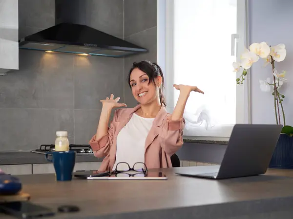 Счастливая Улыбающаяся Молодая Женщина Ноутбуком Работающая Домашнем Офисе Празднующая Успех Лицензионные Стоковые Изображения