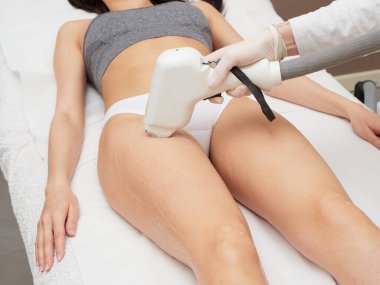 Güzellik Uzmanı Genç Kadın 'ın Saçını Çıkartıyor