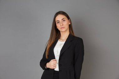 Genç işkadını Studio arka planda poz