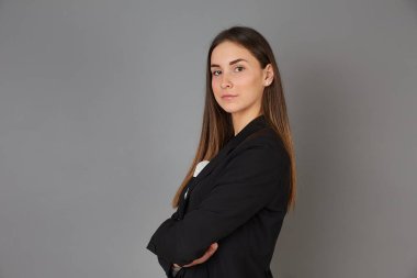 Genç işkadını Studio arka planda poz