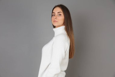 Genç kadın - Stüdyo arka planında portre