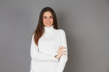 Genç kadın - Stüdyo arka planında portre