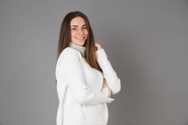 Genç kadın - Stüdyo arka planında portre