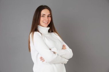 Genç kadın - Stüdyo arka planında portre