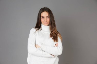 Genç kadın - Stüdyo arka planında portre