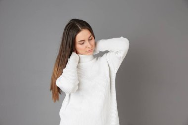 Genç kadın - Stüdyo arka planında portre