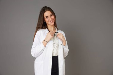 Mutlu genç bayan doktor - stüdyo geçmişi