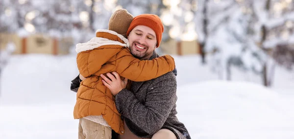 Krásná Šťastná Rodina Těší Sněhové Počasí Venku Mladý Pozitivní Otec — Stock fotografie