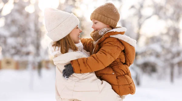 Krásná Šťastná Rodina Těší Sněhové Počasí Venku Mladá Pozitivní Matka — Stock fotografie