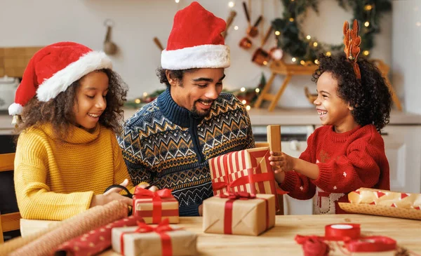 Щасливого Батька Африканської Америки Дітьми Дочкою Збирають Різдвяні Подарунки — стокове фото