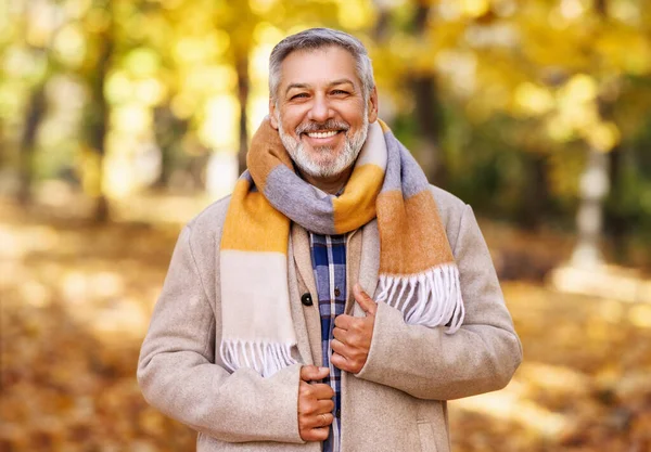 Portrét Šťastného Pozitivního Zralého Muže Širokým Úsměvem Elegantním Oblečení Podzimní — Stock fotografie