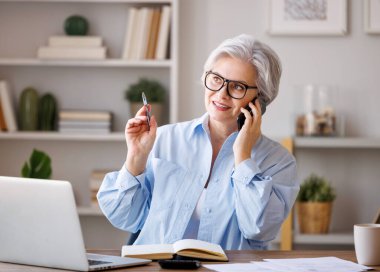 Akıllı telefondan arkadaş canlısı, olgun bir bayan arıyor. Evden bilgisayarla uzaktan kumanda edilen bir yerde çalışıyor. Yaşlı iş kadını uzaktan kumanda sırasında cep telefonuyla konuşuyor. 