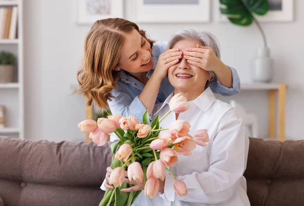 Positivo Giovane Figlia Congratula Con Madre Anziana Coprendo Gli Occhi — Foto Stock